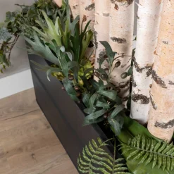 Birken-Raumteiler Svea | Mit schwarzem Kasten, Kunstpflanzen und Rollen | H180