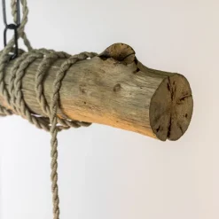 Hängeleuchte aus altem Eichenstamm mit Textilkabel in Beige