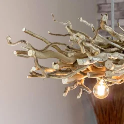 Hängeleuchte aus Aststücken mit Rahmen