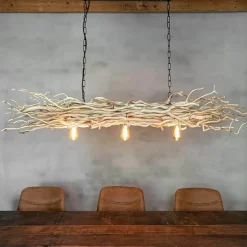 Hängeleuchte aus entrindeten Ästen mit Kette