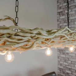 Hängeleuchte aus entrindeten Ästen mit Kette