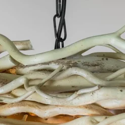 Hängeleuchte aus entrindeten Ästen mit Kette