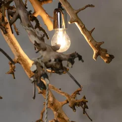 Hängeleuchte mit entrindeten Birnenzweigen