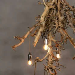 Hängeleuchte mit entrindeten Birnenzweigen