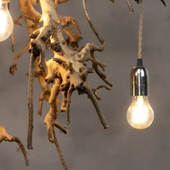 Hängeleuchte mit entrindeten Birnenzweigen