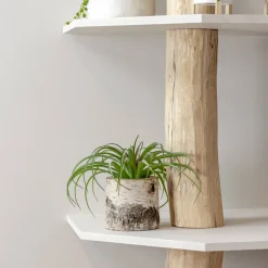 Stellen Sie Ihr Baumstamm-Eckregal Tarik selbst zusammen | 250 cm