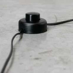 Tischleuchte aus Baumstamm mit Flachsstoff-Lampenschirm