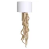 Wandlampe aus entrindeten Ästen mit weißem Lampenschirm