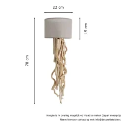 Wandlampe aus entrindeten Ästen mit weißem Lampenschirm