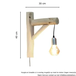 Wandleuchte aus entrindeten und halbierten Aststücken